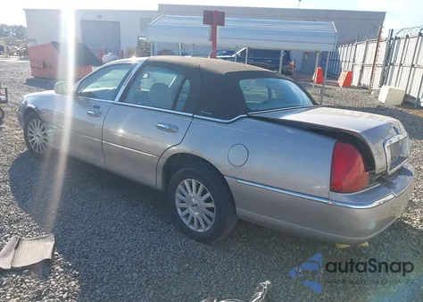 2003 Lincoln Town Car Executive z USA, uszkodzony, nr VIN 1LNHM81WX3Y636578